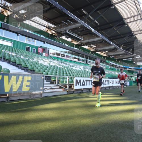 06.10.2024 - 19. swb-Marathon Bremen Yannick Fuchs http://msf.ph/oto/7359607 06.10.2024 10:23:46 Laufen im Stadion 7033, 7523, 7579, 7605, 7743, 7964, 8000, 8060, 8095, 8180, 8220, 8331, 8390, 8444, 8447, 8544, 8571, 8642, 8726, 8974, 8992, 9026, 9052, 9056 meine-sportfotos.de