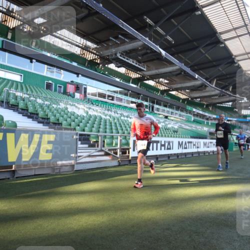 06.10.2024 - 19. swb-Marathon Bremen Yannick Fuchs http://msf.ph/oto/7359618 06.10.2024 10:23:48 Laufen im Stadion 7033, 7128, 7523, 7579, 7605, 7743, 7964, 8000, 8060, 8095, 8180, 8220, 8331, 8383, 8390, 8444, 8446, 8447, 8544, 8571, 8642, 8726, 8974, 8992, 9026, 9052, 9056 meine-sportfotos.de