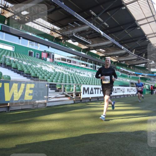 06.10.2024 - 19. swb-Marathon Bremen Yannick Fuchs http://msf.ph/oto/7359627 06.10.2024 10:23:49 Laufen im Stadion 7128, 7523, 7579, 7605, 7743, 7964, 8000, 8060, 8095, 8180, 8220, 8331, 8383, 8390, 8444, 8446, 8447, 8544, 8571, 8642, 8656, 8726, 8974, 8992, 9026, 9052, 9056 meine-sportfotos.de