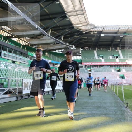 06.10.2024 - 19. swb-Marathon Bremen Yannick Fuchs http://msf.ph/oto/7359700 06.10.2024 10:39:50 Laufen im Stadion 7010, 7151, 7322, 7347, 7519, 7624, 7695, 7707, 7796, 7799, 7913, 7922, 7948, 7960, 8110, 8127, 8249, 8279, 8375, 8505, 8632, 8773, 8850, 8873, 8881, 8909, 8910, 8911, 9098, 9101, 9111 meine-sportfotos.de