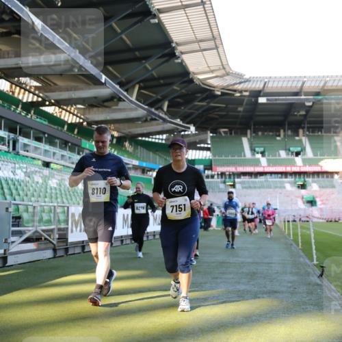 06.10.2024 - 19. swb-Marathon Bremen Yannick Fuchs http://msf.ph/oto/7359712 06.10.2024 10:39:51 Laufen im Stadion 7010, 7151, 7322, 7347, 7519, 7624, 7695, 7707, 7796, 7799, 7913, 7922, 7948, 7960, 8110, 8127, 8249, 8279, 8375, 8505, 8632, 8773, 8850, 8873, 8881, 8909, 8910, 8911, 9098, 9101, 9111 meine-sportfotos.de