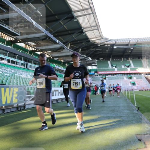 06.10.2024 - 19. swb-Marathon Bremen Yannick Fuchs http://msf.ph/oto/7359759 06.10.2024 10:39:51 Laufen im Stadion 7010, 7151, 7322, 7347, 7519, 7624, 7695, 7707, 7796, 7799, 7913, 7922, 7948, 7960, 8110, 8127, 8249, 8279, 8375, 8505, 8632, 8773, 8850, 8873, 8881, 8909, 8910, 8911, 9098, 9101, 9111 meine-sportfotos.de