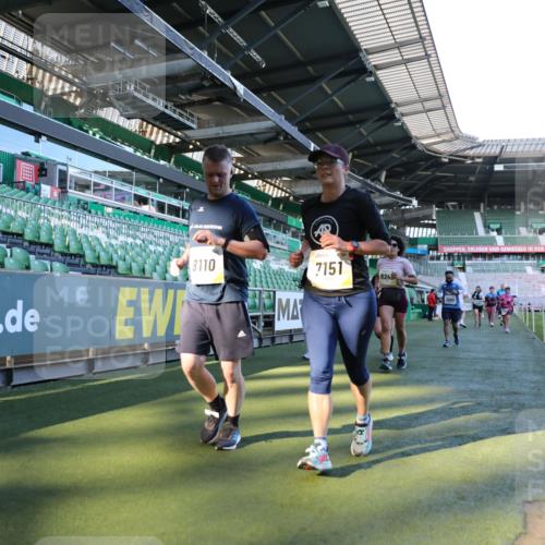 06.10.2024 - 19. swb-Marathon Bremen Yannick Fuchs http://msf.ph/oto/7359778 06.10.2024 10:39:52 Laufen im Stadion 7010, 7151, 7322, 7347, 7519, 7624, 7695, 7707, 7796, 7799, 7913, 7922, 7948, 7960, 8110, 8127, 8249, 8279, 8375, 8505, 8632, 8773, 8850, 8873, 8881, 8909, 8910, 8911, 9098, 9101, 9111 meine-sportfotos.de