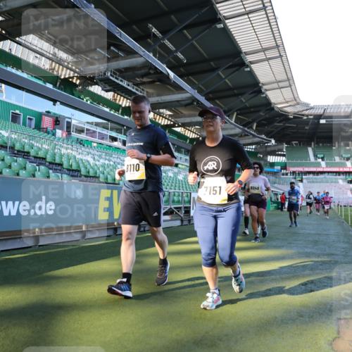 06.10.2024 - 19. swb-Marathon Bremen Yannick Fuchs http://msf.ph/oto/7359787 06.10.2024 10:39:52 Laufen im Stadion 7010, 7151, 7322, 7347, 7519, 7624, 7695, 7707, 7796, 7799, 7913, 7922, 7948, 7960, 8110, 8127, 8249, 8279, 8375, 8505, 8632, 8773, 8850, 8873, 8881, 8909, 8910, 8911, 9098, 9101, 9111 meine-sportfotos.de