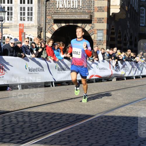 06.10.2024 - 19. swb-Marathon Bremen Strokosch-Dieckow http://msf.ph/oto/7359809 06.10.2024 10:32:14 Ziel 8371, 8780, 9063 meine-sportfotos.de