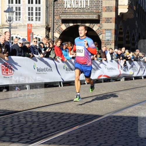 06.10.2024 - 19. swb-Marathon Bremen Strokosch-Dieckow http://msf.ph/oto/7359820 06.10.2024 10:32:14 Ziel 8371, 8780, 9063 meine-sportfotos.de