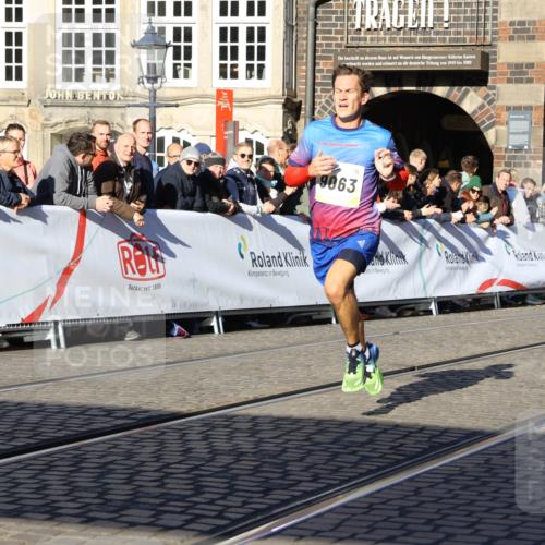 06.10.2024 - 19. swb-Marathon Bremen Strokosch-Dieckow http://msf.ph/oto/7359870 06.10.2024 10:32:14 Ziel 8371, 8780, 9063 meine-sportfotos.de
