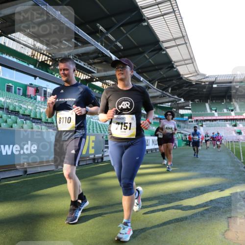 06.10.2024 - 19. swb-Marathon Bremen Yannick Fuchs http://msf.ph/oto/7359896 06.10.2024 10:39:52 Laufen im Stadion 7010, 7151, 7322, 7347, 7519, 7624, 7695, 7707, 7796, 7799, 7913, 7922, 7948, 7960, 8110, 8127, 8249, 8279, 8375, 8505, 8632, 8773, 8850, 8873, 8881, 8909, 8910, 8911, 9098, 9101, 9111 meine-sportfotos.de