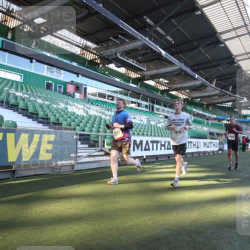 06.10.2024 - 19. swb-Marathon Bremen Yannick Fuchs http://msf.ph/oto/7359908 06.10.2024 10:24:46 Laufen im Stadion 7197, 7259, 7363, 7536, 7555, 7571, 7648, 7650, 7759, 8094, 8209, 8226, 8310, 8311, 8313, 8329, 8445, 8454, 8654, 8785, 8796, 8813, 8939, 8962, 9019, 9064, 9124 meine-sportfotos.de