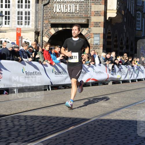 06.10.2024 - 19. swb-Marathon Bremen Strokosch-Dieckow http://msf.ph/oto/7359910 06.10.2024 10:32:19 Ziel 8371, 8753, 8780 meine-sportfotos.de