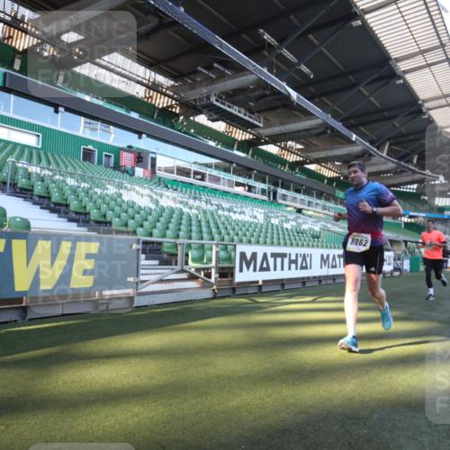 06.10.2024 - 19. swb-Marathon Bremen Yannick Fuchs http://msf.ph/oto/7359939 06.10.2024 10:24:50 Laufen im Stadion 7197, 7259, 7363, 7555, 7571, 7648, 7650, 7759, 8094, 8209, 8226, 8310, 8311, 8313, 8329, 8445, 8454, 8517, 8654, 8785, 8796, 8813, 8939, 8962, 9019, 9064, 9124 meine-sportfotos.de