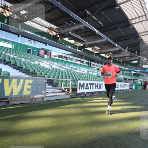 06.10.2024 - 19. swb-Marathon Bremen Yannick Fuchs http://msf.ph/oto/7359949 06.10.2024 10:24:52 Laufen im Stadion 7197, 7259, 7363, 7555, 7571, 7648, 7650, 7756, 7759, 8209, 8226, 8310, 8311, 8313, 8329, 8445, 8454, 8517, 8654, 8785, 8796, 8813, 8939, 8962, 9019, 9064, 9124 meine-sportfotos.de