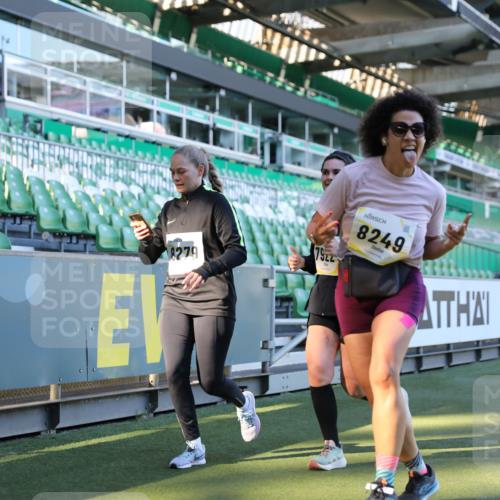 06.10.2024 - 19. swb-Marathon Bremen Yannick Fuchs http://msf.ph/oto/7359951 06.10.2024 10:39:53 Laufen im Stadion 7010, 7151, 7322, 7347, 7519, 7624, 7695, 7707, 7796, 7799, 7913, 7922, 7948, 7960, 8110, 8127, 8249, 8279, 8375, 8505, 8632, 8773, 8850, 8873, 8909, 8910, 8911, 9098, 9101, 9111 meine-sportfotos.de