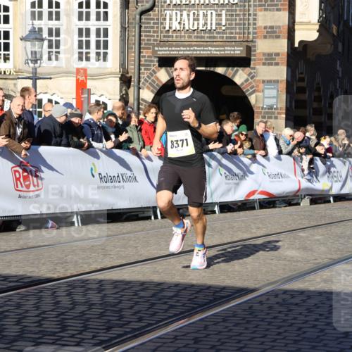 06.10.2024 - 19. swb-Marathon Bremen Strokosch-Dieckow http://msf.ph/oto/7359962 06.10.2024 10:32:19 Ziel 8371, 8753, 8780 meine-sportfotos.de