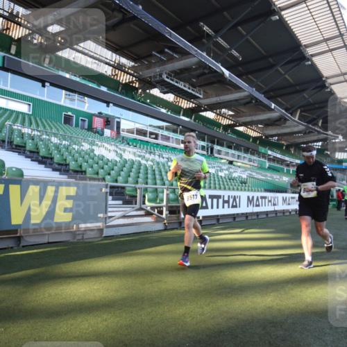 06.10.2024 - 19. swb-Marathon Bremen Yannick Fuchs http://msf.ph/oto/7359972 06.10.2024 10:25:01 Laufen im Stadion 7197, 7259, 7260, 7363, 7571, 7648, 7650, 7756, 8209, 8226, 8310, 8311, 8313, 8329, 8445, 8454, 8478, 8517, 8680, 8749, 8796, 8939, 8962, 9064 meine-sportfotos.de