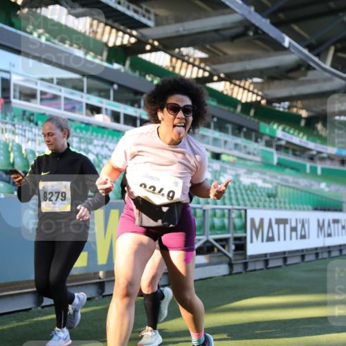 06.10.2024 - 19. swb-Marathon Bremen Yannick Fuchs http://msf.ph/oto/7359975 06.10.2024 10:39:54 Laufen im Stadion 7010, 7151, 7322, 7347, 7519, 7624, 7695, 7707, 7796, 7799, 7913, 7922, 7948, 7960, 8110, 8127, 8249, 8279, 8375, 8505, 8632, 8773, 8850, 8873, 8909, 8910, 8911, 9098, 9101, 9111 meine-sportfotos.de