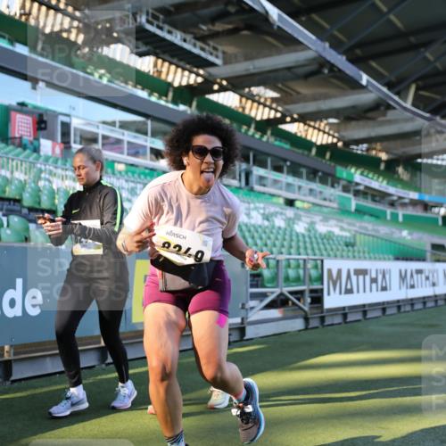 06.10.2024 - 19. swb-Marathon Bremen Yannick Fuchs http://msf.ph/oto/7359978 06.10.2024 10:39:54 Laufen im Stadion 7010, 7151, 7322, 7347, 7519, 7624, 7695, 7707, 7796, 7799, 7913, 7922, 7948, 7960, 8110, 8127, 8249, 8279, 8375, 8505, 8632, 8773, 8850, 8873, 8909, 8910, 8911, 9098, 9101, 9111 meine-sportfotos.de