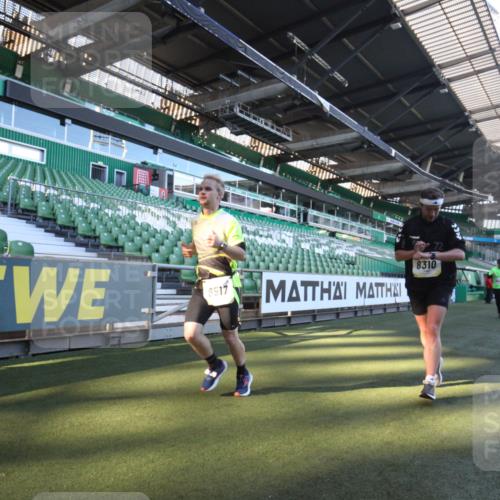 06.10.2024 - 19. swb-Marathon Bremen Yannick Fuchs http://msf.ph/oto/7359983 06.10.2024 10:25:01 Laufen im Stadion 7197, 7259, 7260, 7363, 7571, 7648, 7650, 7756, 8209, 8226, 8310, 8311, 8313, 8329, 8445, 8454, 8478, 8517, 8680, 8749, 8796, 8939, 8962, 9064 meine-sportfotos.de