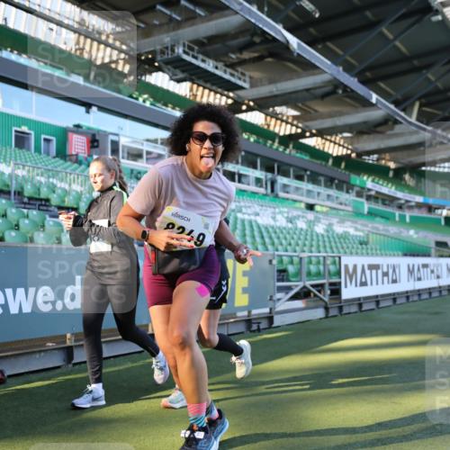 06.10.2024 - 19. swb-Marathon Bremen Yannick Fuchs http://msf.ph/oto/7359985 06.10.2024 10:39:54 Laufen im Stadion 7010, 7151, 7322, 7347, 7519, 7624, 7695, 7707, 7796, 7799, 7913, 7922, 7948, 7960, 8110, 8127, 8249, 8279, 8375, 8505, 8632, 8773, 8850, 8873, 8909, 8910, 8911, 9098, 9101, 9111 meine-sportfotos.de