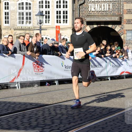 06.10.2024 - 19. swb-Marathon Bremen Strokosch-Dieckow http://msf.ph/oto/7359988 06.10.2024 10:32:19 Ziel 8371, 8753, 8780 meine-sportfotos.de