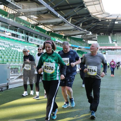 06.10.2024 - 19. swb-Marathon Bremen Yannick Fuchs http://msf.ph/oto/7360001 06.10.2024 10:41:58 Laufen im Stadion 7163, 7177, 7291, 7309, 7483, 7602, 7665, 7668, 7669, 7676, 7692, 7712, 7740, 7742, 7755, 7765, 7766, 7804, 7866, 7901, 8016, 8344, 8372, 8386, 8387, 8434, 8482, 8503, 8527, 8528, 8709, 8800, 8844, 8917, 8935, 8959, 9030, 9045, 9120, 9989 meine-sportfotos.de