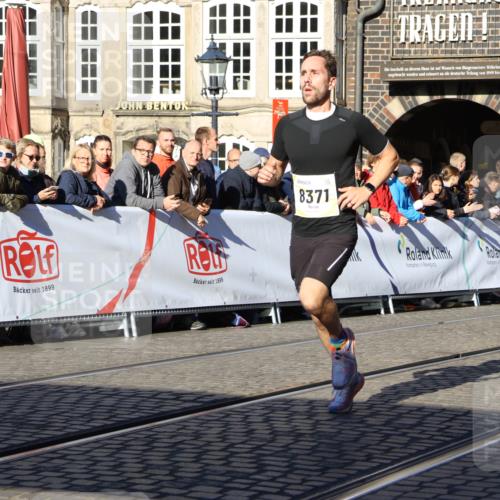 06.10.2024 - 19. swb-Marathon Bremen Strokosch-Dieckow http://msf.ph/oto/7360004 06.10.2024 10:32:19 Ziel 8371, 8753, 8780 meine-sportfotos.de