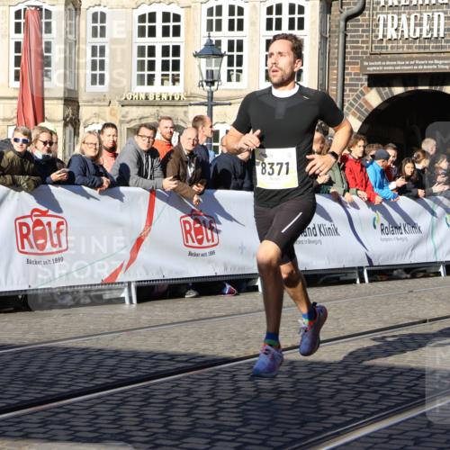 06.10.2024 - 19. swb-Marathon Bremen Strokosch-Dieckow http://msf.ph/oto/7360018 06.10.2024 10:32:19 Ziel 8371, 8753, 8780 meine-sportfotos.de