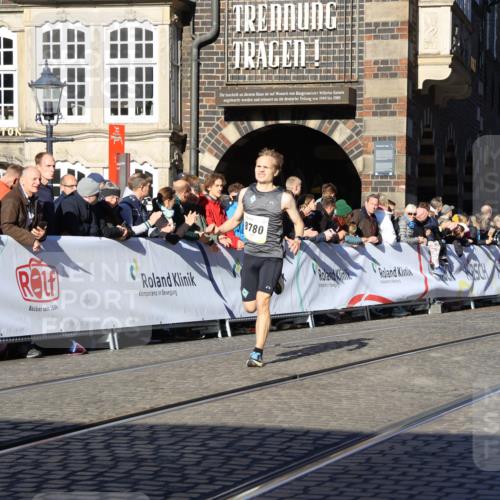 06.10.2024 - 19. swb-Marathon Bremen Strokosch-Dieckow http://msf.ph/oto/7360029 06.10.2024 10:32:30 Ziel 7247, 8753, 8780 meine-sportfotos.de