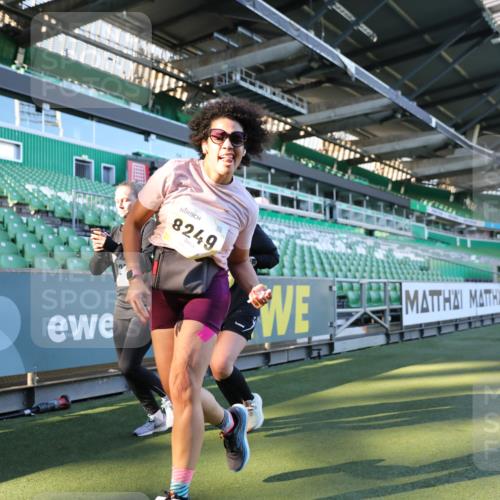 06.10.2024 - 19. swb-Marathon Bremen Yannick Fuchs http://msf.ph/oto/7360033 06.10.2024 10:39:54 Laufen im Stadion 7010, 7151, 7322, 7347, 7519, 7624, 7695, 7707, 7796, 7799, 7913, 7922, 7948, 7960, 8110, 8127, 8249, 8279, 8375, 8505, 8632, 8773, 8850, 8873, 8909, 8910, 8911, 9098, 9101, 9111 meine-sportfotos.de