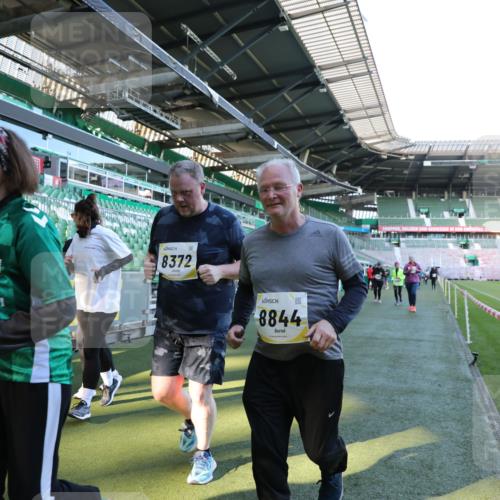 06.10.2024 - 19. swb-Marathon Bremen Yannick Fuchs http://msf.ph/oto/7360043 06.10.2024 10:41:59 Laufen im Stadion 7163, 7177, 7291, 7309, 7483, 7602, 7665, 7676, 7692, 7712, 7740, 7742, 7755, 7765, 7766, 7804, 7866, 7901, 8016, 8344, 8372, 8386, 8387, 8434, 8482, 8503, 8527, 8528, 8706, 8709, 8800, 8844, 8917, 8935, 8959, 9030, 9045, 9120, 9989 meine-sportfotos.de
