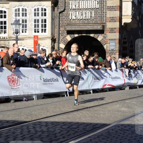 06.10.2024 - 19. swb-Marathon Bremen Strokosch-Dieckow http://msf.ph/oto/7360046 06.10.2024 10:32:31 Ziel 7247, 8753, 8780 meine-sportfotos.de