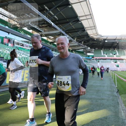 06.10.2024 - 19. swb-Marathon Bremen Yannick Fuchs http://msf.ph/oto/7360054 06.10.2024 10:41:59 Laufen im Stadion 7163, 7177, 7291, 7309, 7483, 7602, 7665, 7676, 7692, 7712, 7740, 7742, 7755, 7765, 7766, 7804, 7866, 7901, 8016, 8344, 8372, 8386, 8387, 8434, 8482, 8503, 8527, 8528, 8706, 8709, 8800, 8844, 8917, 8935, 8959, 9030, 9045, 9120, 9989 meine-sportfotos.de