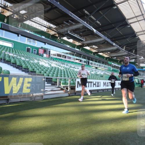 06.10.2024 - 19. swb-Marathon Bremen Yannick Fuchs http://msf.ph/oto/7360058 06.10.2024 10:25:18 Laufen im Stadion 7260, 7756, 7826, 7906, 8209, 8228, 8242, 8310, 8412, 8445, 8478, 8517, 8666, 8671, 8672, 8680, 8713, 8715, 8749, 8806, 8812, 8939, 8962, 8975 meine-sportfotos.de