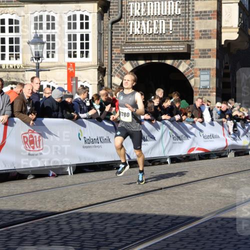 06.10.2024 - 19. swb-Marathon Bremen Strokosch-Dieckow http://msf.ph/oto/7360060 06.10.2024 10:32:31 Ziel 7247, 8753, 8780 meine-sportfotos.de