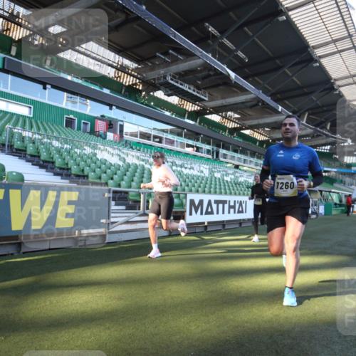 06.10.2024 - 19. swb-Marathon Bremen Yannick Fuchs http://msf.ph/oto/7360065 06.10.2024 10:25:18 Laufen im Stadion 7260, 7756, 7826, 7906, 8209, 8228, 8242, 8310, 8412, 8445, 8478, 8517, 8666, 8671, 8672, 8680, 8713, 8715, 8749, 8806, 8812, 8939, 8962, 8975 meine-sportfotos.de
