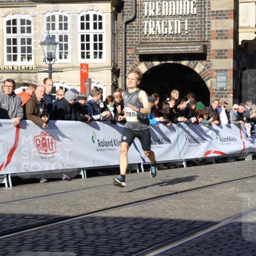 06.10.2024 - 19. swb-Marathon Bremen Strokosch-Dieckow http://msf.ph/oto/7360070 06.10.2024 10:32:31 Ziel 7247, 8753, 8780 meine-sportfotos.de