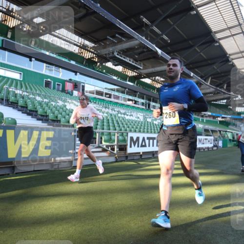 06.10.2024 - 19. swb-Marathon Bremen Yannick Fuchs http://msf.ph/oto/7360072 06.10.2024 10:25:18 Laufen im Stadion 7260, 7756, 7826, 7906, 8209, 8228, 8242, 8310, 8412, 8445, 8478, 8517, 8666, 8671, 8672, 8680, 8713, 8715, 8749, 8806, 8812, 8939, 8962, 8975 meine-sportfotos.de
