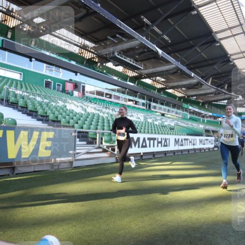 06.10.2024 - 19. swb-Marathon Bremen Yannick Fuchs http://msf.ph/oto/7360084 06.10.2024 10:25:19 Laufen im Stadion 7260, 7756, 7826, 7906, 8209, 8228, 8242, 8310, 8412, 8445, 8478, 8517, 8666, 8671, 8672, 8680, 8713, 8715, 8749, 8806, 8812, 8905, 8939, 8975 meine-sportfotos.de