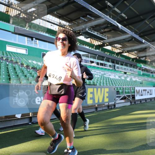 06.10.2024 - 19. swb-Marathon Bremen Yannick Fuchs http://msf.ph/oto/7360088 06.10.2024 10:39:54 Laufen im Stadion 7010, 7151, 7322, 7347, 7519, 7624, 7695, 7707, 7796, 7799, 7913, 7922, 7948, 7960, 8110, 8127, 8249, 8279, 8375, 8505, 8632, 8773, 8850, 8873, 8909, 8910, 8911, 9098, 9101, 9111 meine-sportfotos.de