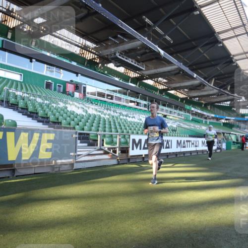 06.10.2024 - 19. swb-Marathon Bremen Yannick Fuchs http://msf.ph/oto/7360092 06.10.2024 10:25:23 Laufen im Stadion 7260, 7756, 7826, 7906, 8228, 8242, 8310, 8412, 8445, 8478, 8497, 8517, 8666, 8671, 8672, 8680, 8713, 8715, 8749, 8806, 8812, 8905, 8939, 8975 meine-sportfotos.de