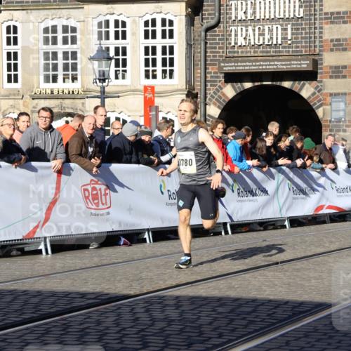 06.10.2024 - 19. swb-Marathon Bremen Strokosch-Dieckow http://msf.ph/oto/7360097 06.10.2024 10:32:31 Ziel 7247, 8753, 8780 meine-sportfotos.de