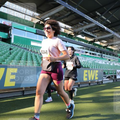 06.10.2024 - 19. swb-Marathon Bremen Yannick Fuchs http://msf.ph/oto/7360099 06.10.2024 10:39:54 Laufen im Stadion 7010, 7151, 7322, 7347, 7519, 7624, 7695, 7707, 7796, 7799, 7913, 7922, 7948, 7960, 8110, 8127, 8249, 8279, 8375, 8505, 8632, 8773, 8850, 8873, 8909, 8910, 8911, 9098, 9101, 9111 meine-sportfotos.de