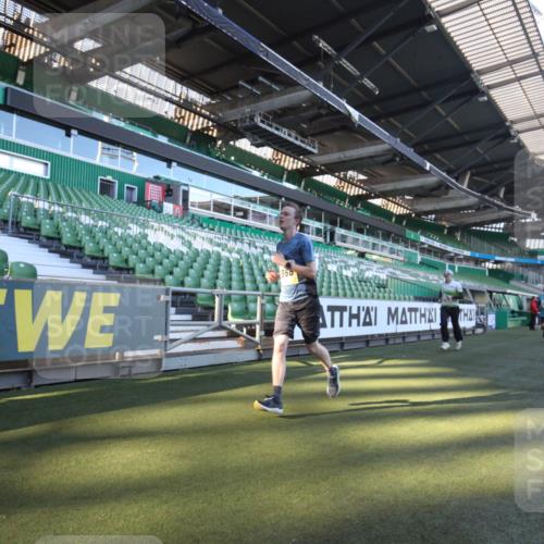 06.10.2024 - 19. swb-Marathon Bremen Yannick Fuchs http://msf.ph/oto/7360102 06.10.2024 10:25:23 Laufen im Stadion 7260, 7756, 7826, 7906, 8228, 8242, 8310, 8412, 8445, 8478, 8497, 8517, 8666, 8671, 8672, 8680, 8713, 8715, 8749, 8806, 8812, 8905, 8939, 8975 meine-sportfotos.de