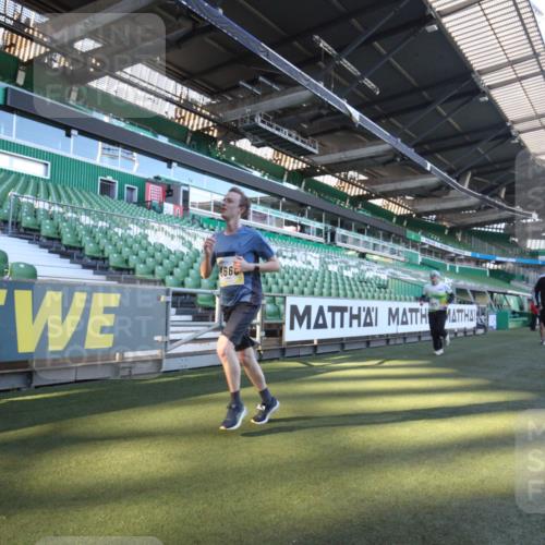 06.10.2024 - 19. swb-Marathon Bremen Yannick Fuchs http://msf.ph/oto/7360104 06.10.2024 10:25:23 Laufen im Stadion 7260, 7756, 7826, 7906, 8228, 8242, 8310, 8412, 8445, 8478, 8497, 8517, 8666, 8671, 8672, 8680, 8713, 8715, 8749, 8806, 8812, 8905, 8939, 8975 meine-sportfotos.de