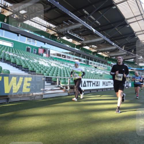06.10.2024 - 19. swb-Marathon Bremen Yannick Fuchs http://msf.ph/oto/7360117 06.10.2024 10:25:25 Laufen im Stadion 7260, 7496, 7756, 7826, 7906, 8228, 8242, 8310, 8412, 8445, 8478, 8497, 8517, 8666, 8671, 8672, 8680, 8713, 8715, 8749, 8806, 8812, 8905, 8975 meine-sportfotos.de