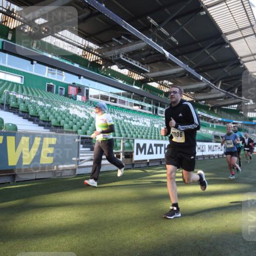 06.10.2024 - 19. swb-Marathon Bremen Yannick Fuchs http://msf.ph/oto/7360128 06.10.2024 10:25:25 Laufen im Stadion 7260, 7496, 7756, 7826, 7906, 8228, 8242, 8310, 8412, 8445, 8478, 8497, 8517, 8666, 8671, 8672, 8680, 8713, 8715, 8749, 8806, 8812, 8905, 8975 meine-sportfotos.de