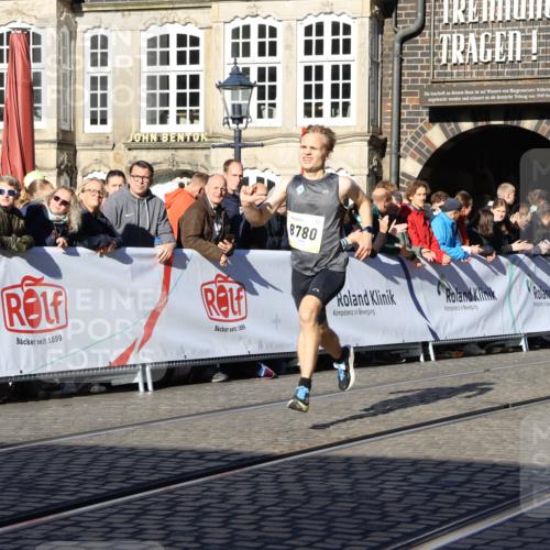 06.10.2024 - 19. swb-Marathon Bremen Strokosch-Dieckow http://msf.ph/oto/7360130 06.10.2024 10:32:31 Ziel 7247, 8753, 8780 meine-sportfotos.de