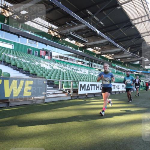 06.10.2024 - 19. swb-Marathon Bremen Yannick Fuchs http://msf.ph/oto/7360138 06.10.2024 10:25:26 Laufen im Stadion 7260, 7496, 7548, 7756, 7826, 7906, 8228, 8242, 8310, 8412, 8445, 8478, 8481, 8497, 8517, 8659, 8666, 8671, 8672, 8680, 8713, 8715, 8749, 8806, 8812, 8905, 8975 meine-sportfotos.de