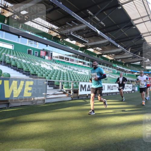 06.10.2024 - 19. swb-Marathon Bremen Yannick Fuchs http://msf.ph/oto/7360139 06.10.2024 10:25:27 Laufen im Stadion 7260, 7496, 7548, 7756, 7826, 7906, 8228, 8242, 8412, 8445, 8478, 8481, 8497, 8517, 8659, 8666, 8671, 8672, 8680, 8713, 8715, 8749, 8806, 8812, 8905, 8975 meine-sportfotos.de