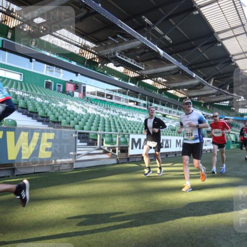 06.10.2024 - 19. swb-Marathon Bremen Yannick Fuchs http://msf.ph/oto/7360147 06.10.2024 10:25:28 Laufen im Stadion 7260, 7496, 7548, 7756, 7826, 7906, 8228, 8242, 8412, 8445, 8478, 8481, 8497, 8517, 8659, 8666, 8671, 8672, 8680, 8713, 8715, 8749, 8806, 8812, 8905, 8975 meine-sportfotos.de